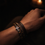 Pulsera puesta, ambiente calido